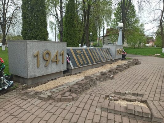 В Глинищево благоустраивают сквер 70-летия Победы