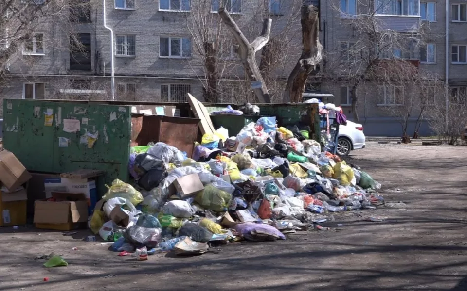 Жильцы дома в центре Барнаула жалуются на заваленные мусором контейнеры