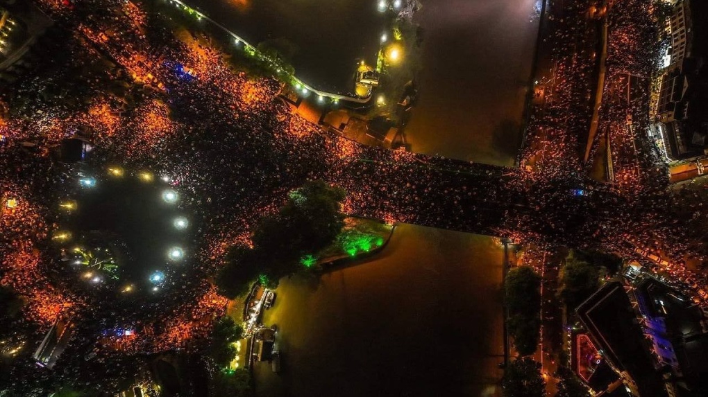 В Тбилиси на митинг против закона об иноагентах вышли 50 тысяч человек. И еще 10 главных новостей ночи