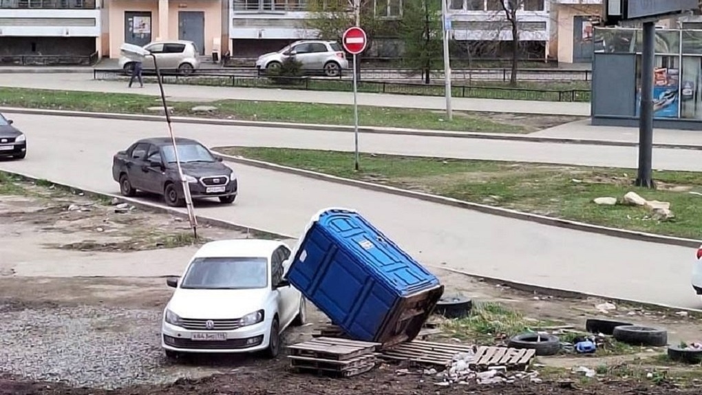 На Екатеринбург обрушился шторм. Фото и видео последствий стихии
