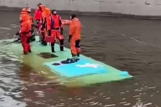 Раскрыты подробности о прежних нарушениях водителя упавшего в реку в Санкт-Петербурге автобуса