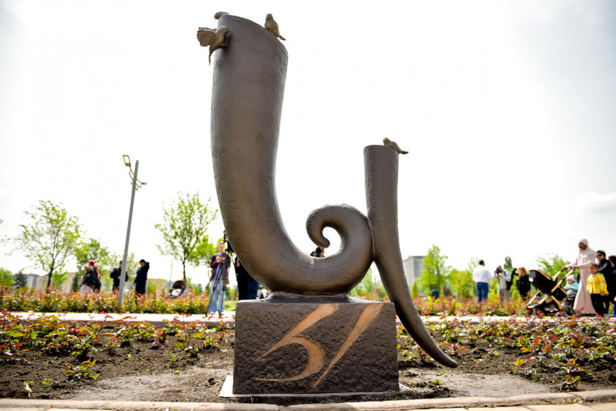 Ы-ы-ы-ы! Житель Екатеринбурга создал необычную скульптуру в честь гласной буквы