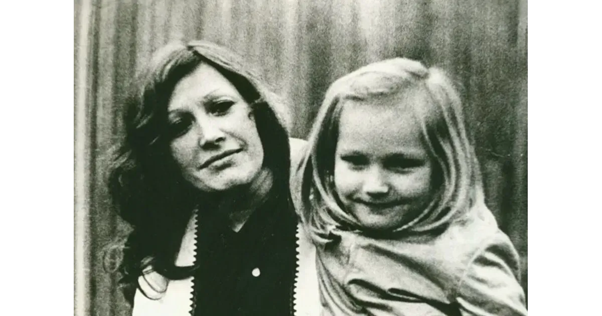Детское фото Кристины Орбакайте с Аллой Пугачёвой, поздравление от дочери Ирины Шейк: звёзды поделились снимками в честь Дня матери