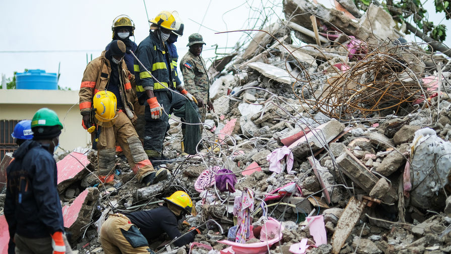 Человека, который провел более 100 часов под завалами рухнувшего здания в ЮАР, спасли
