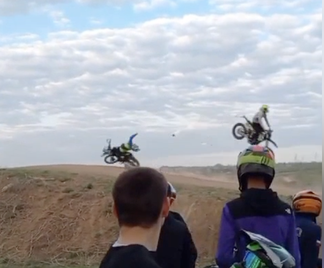 Опубликовано видео столкновения двух мотоциклов в воздухе под Ростовом